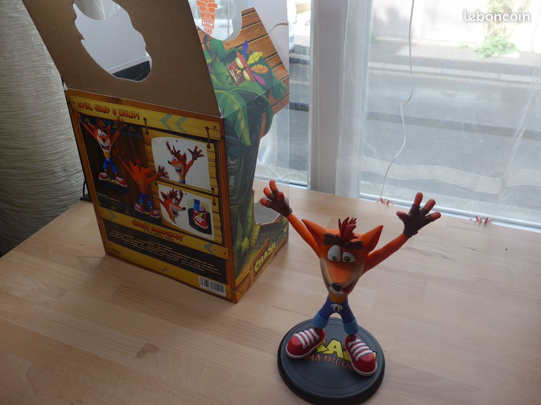 Figurine - Crash Bandicoot - Action Crash sur Overboard - 15 cm - Le