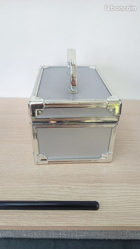 Vends boite de rangement en aluminium en bon état (image 2)