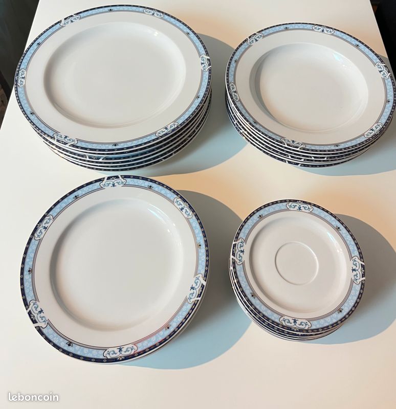Service de table complet 24 pièces en porcelaine décor bleu (image 1)