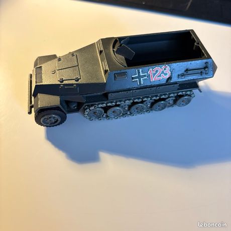 Miniature du semi-chenillé transport de troupe HANOMAG sd.Kfz 251/1 - Collection