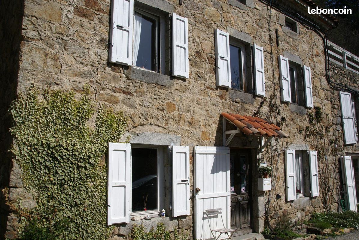 Maison 8 pièces 263 m² · à Saint-Pierre-sur-Doux · 263 m² · 275 000 €