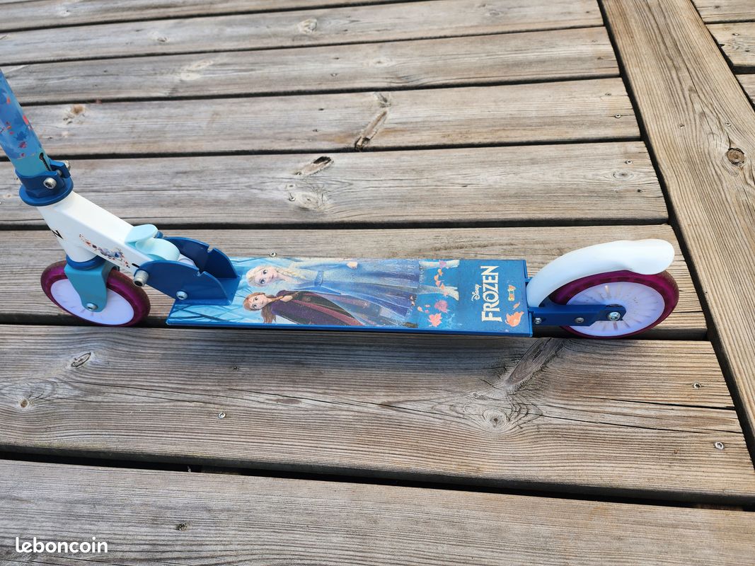 Test de la patinette La Reine des Neiges Smoby : en route avec style