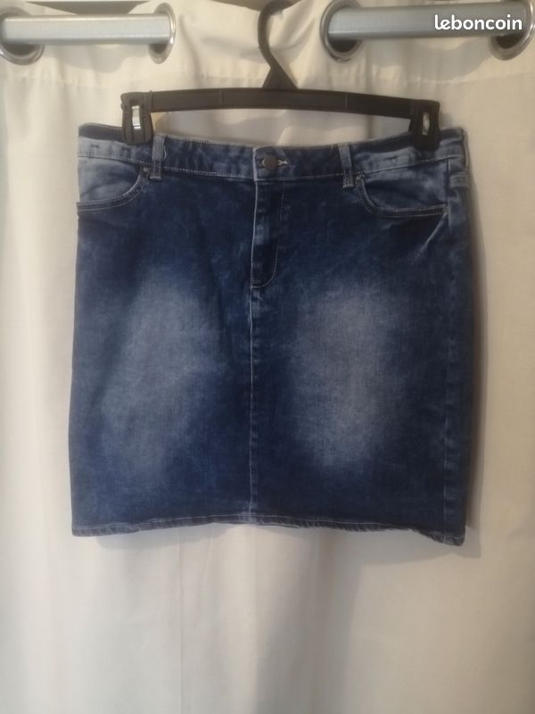 Vente jupe en jean la taille 44 10 mais je ne fais pas d'envoi neuf avec étiquette - Vêtements