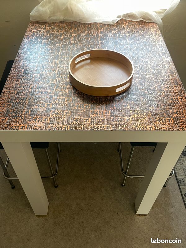 Table type bar une face collé au mur (image 1)