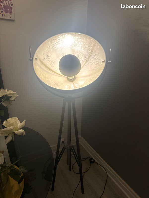 Lampadaire Trepied en Métal Noir mat (image 1)