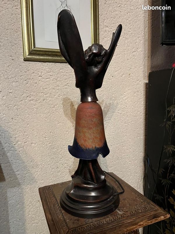 Rare lampe Art Déco en bronze avec un abat-jour en verre, dans le style de Max Le Verrier (image 2)