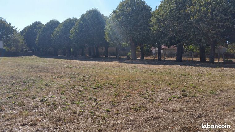 Terrain constructible non viabilisé - superficie 2344 m²