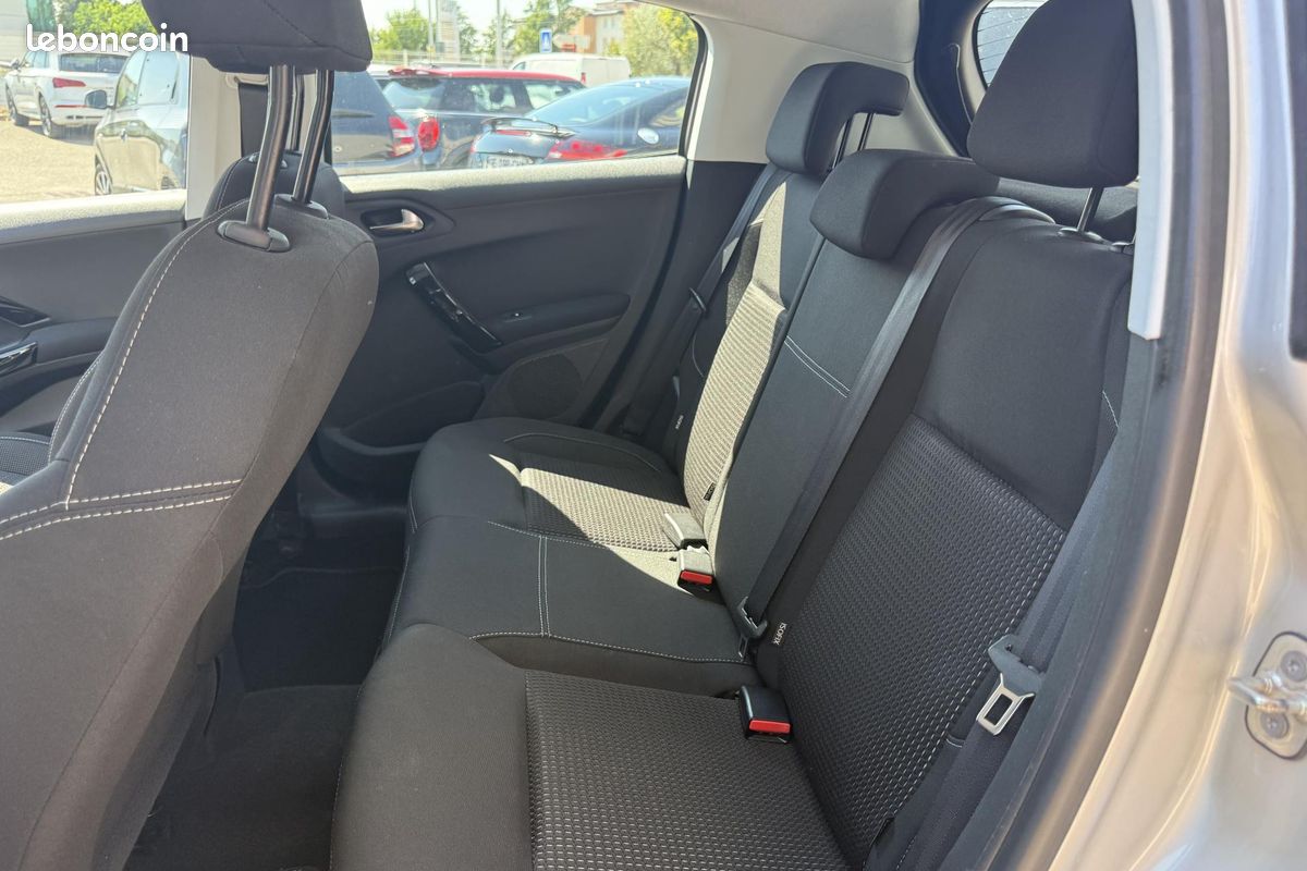 PEUGEOT 208 1.2i - 82 Allure (image 24)