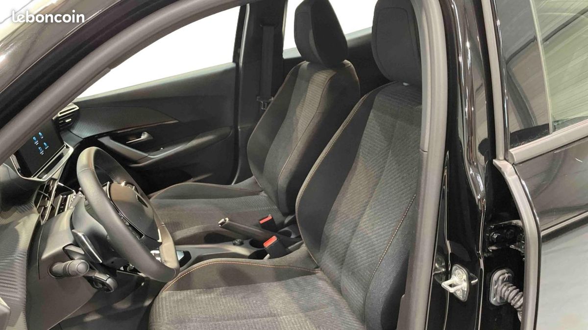 Peugeot 2008 Hybrid 145 e-DCS6 Style (image 8)