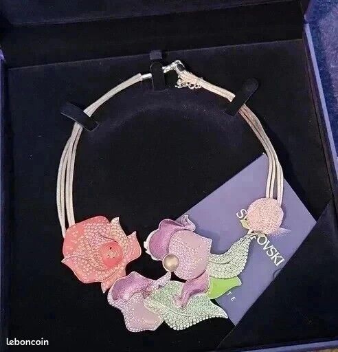 Splendide Collier Swarovski Thème Alice Au Pays Des Merveilles🌷Jardin Des Fleurs 💐 (image 1)
