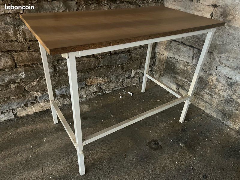 Table solide 99 x 78 x 53,5 pouvant aussi servir de bureau (image 1)
