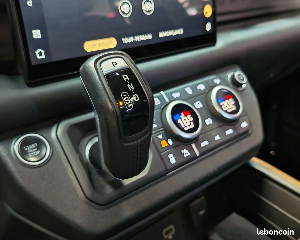 LAND ROVER DEFENDER 110 P400e PHEV BVA8 X-Dynamic - ORIGINE FRANCE- 1ER MAIN - BLACK PACK - MERIDIAN - CAM 360° - TOIT OUVRANT - PACK HIVER (image 29)