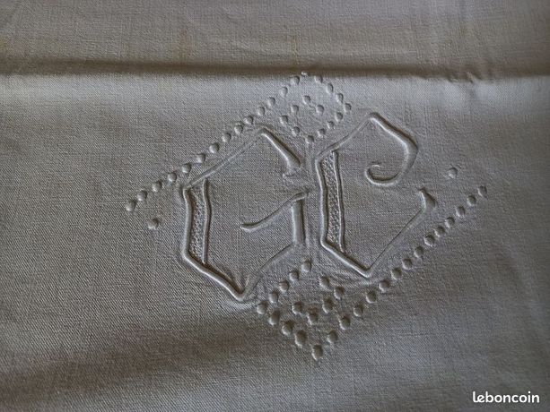 Ancien DRAP en fil avec retour BRODE MAIN en rose fleurs et