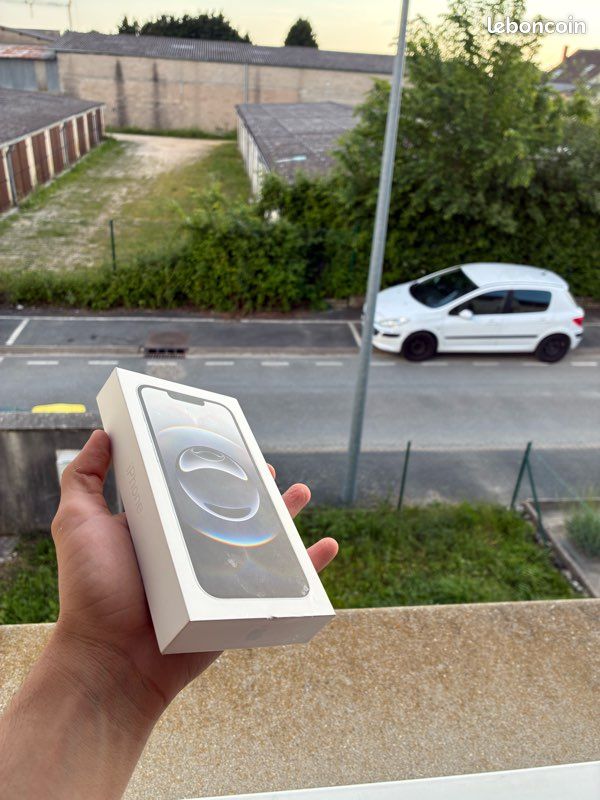 IPhone 16e (image 2)