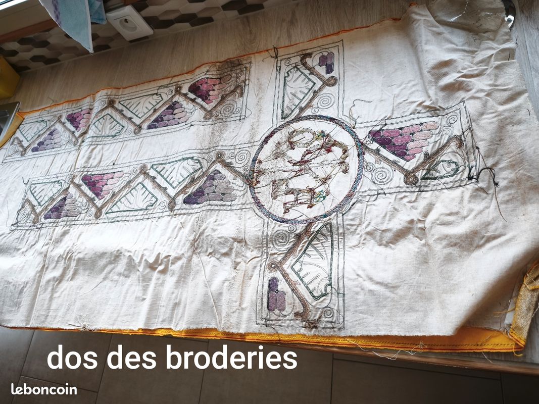 Patch thermocollant broderie couronne fil doré lurex 8x6 cm Patch thermocollant broderie couronne fil doré lurex 8x6 cm