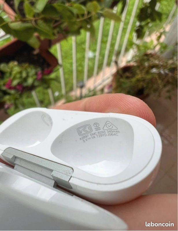 Air pod 3 (image 3)