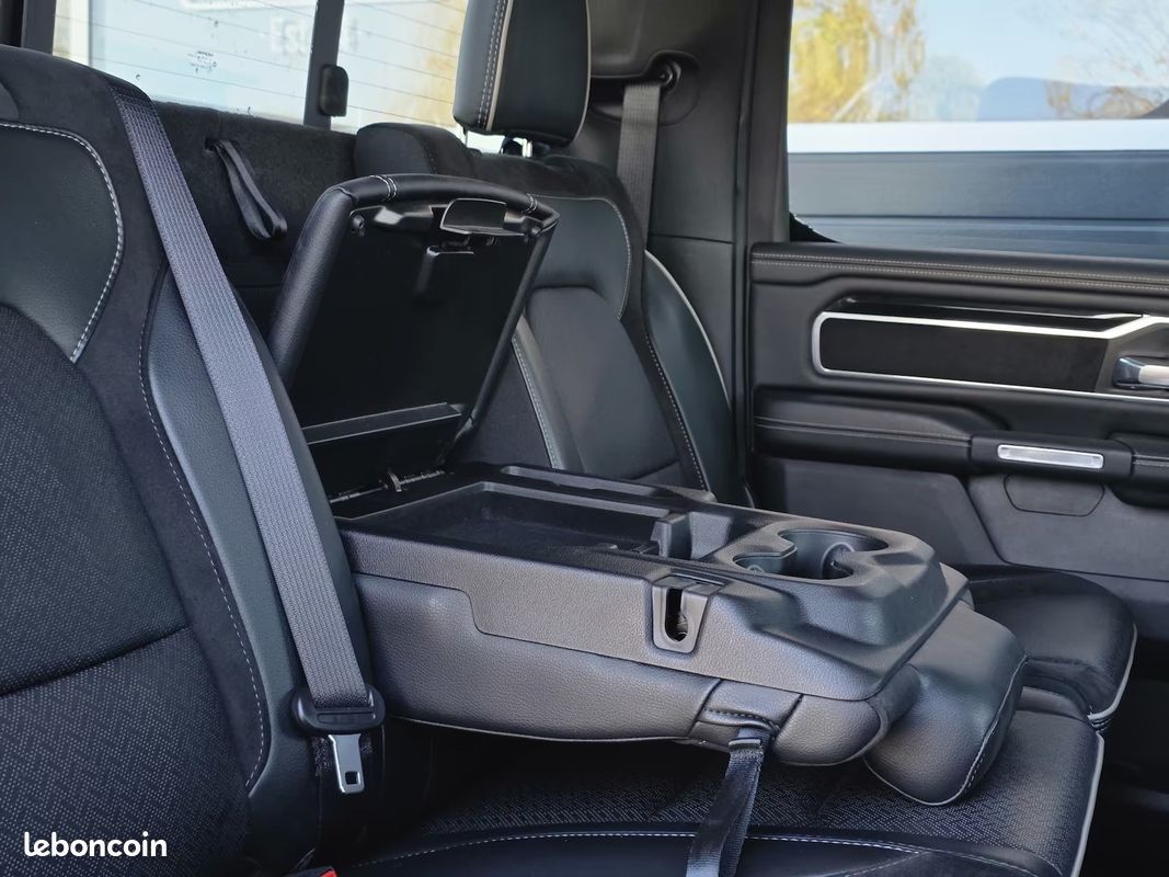 Dodge RAM 1500 Laramie Night Edition 5.7 HEMI 401 ch 4x4 – Harman Kardon – Écran 12” – 22” (image 24)