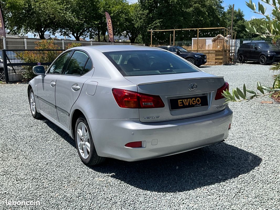 Lexus is 2.2 220d 175ch finition executive / regulateur / suivi (image 22)