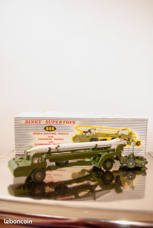 Miniature Dinky Supertoys 666, véhicule lance-missile Corporal avec sa plateforme de lancement, produit par Meccano - Collection
