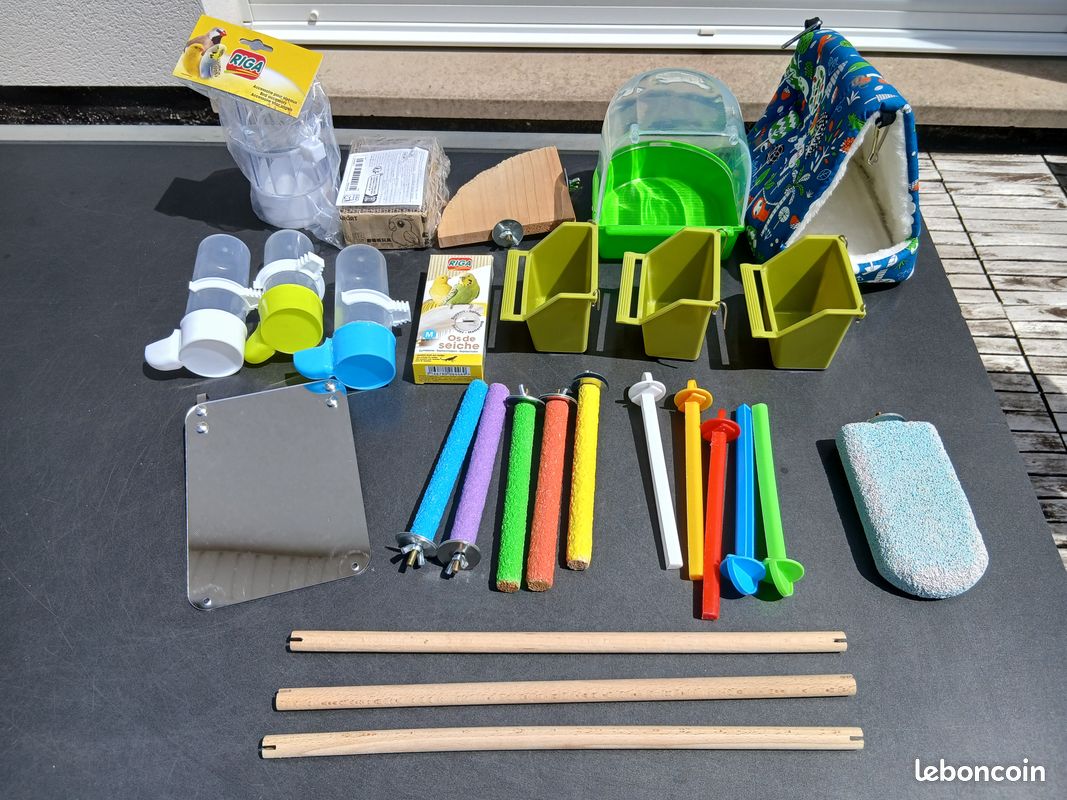 Ensemble de 27 accessoires pour cage oiseaux (perruches, perroquets,...) en très bon état (image 1)