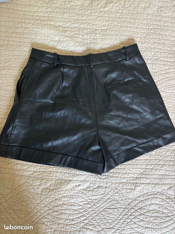 Short Zara en cuir noir Vêtements