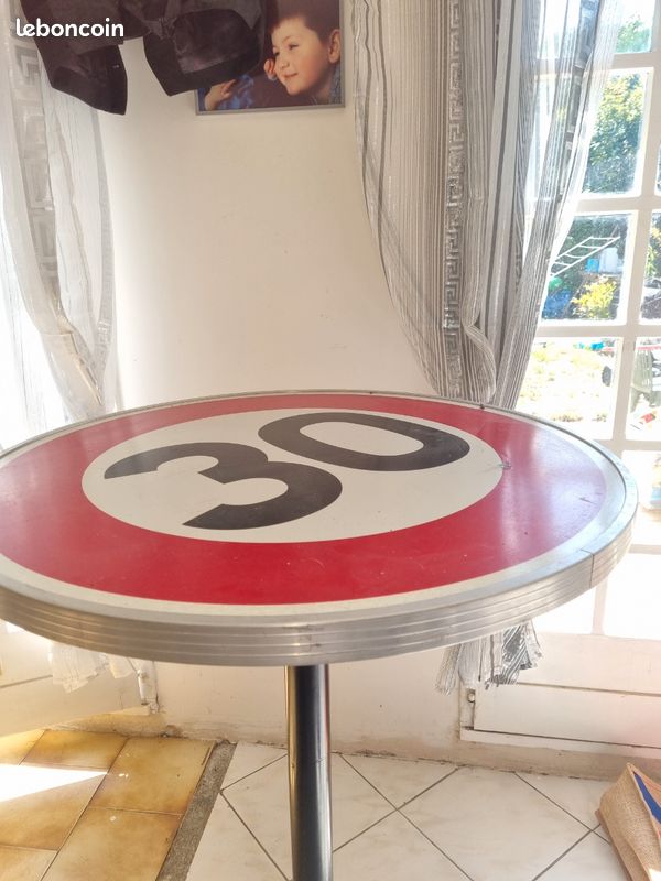Vend table de de bistrot plus 2 fauteuil et un tabouret (image 1)