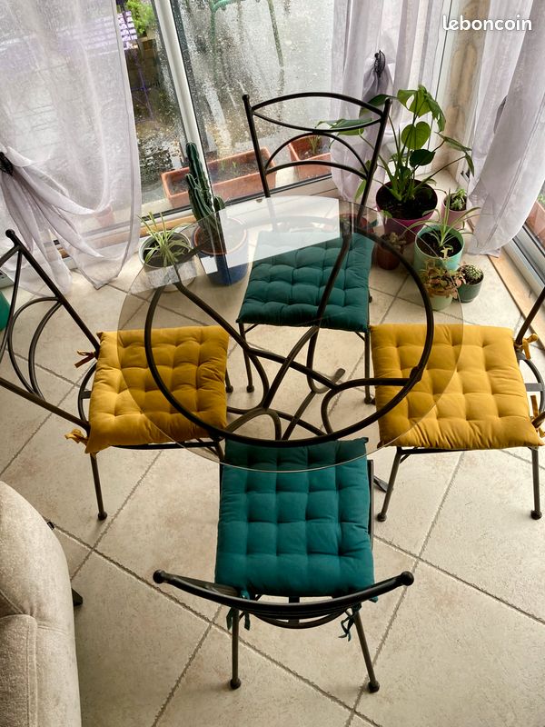 Table ronde en verre et fer forgé à Paris | Clasf maison-jardin