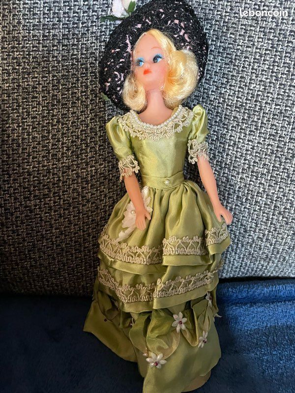 Poupée sur socle vintage style Barbie (image 1)