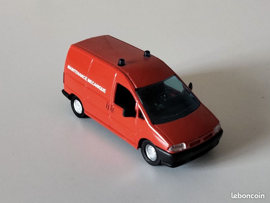 Camion miniature de pompier 15 échelle 1:43 "Peugeot Expert" (image 4)
