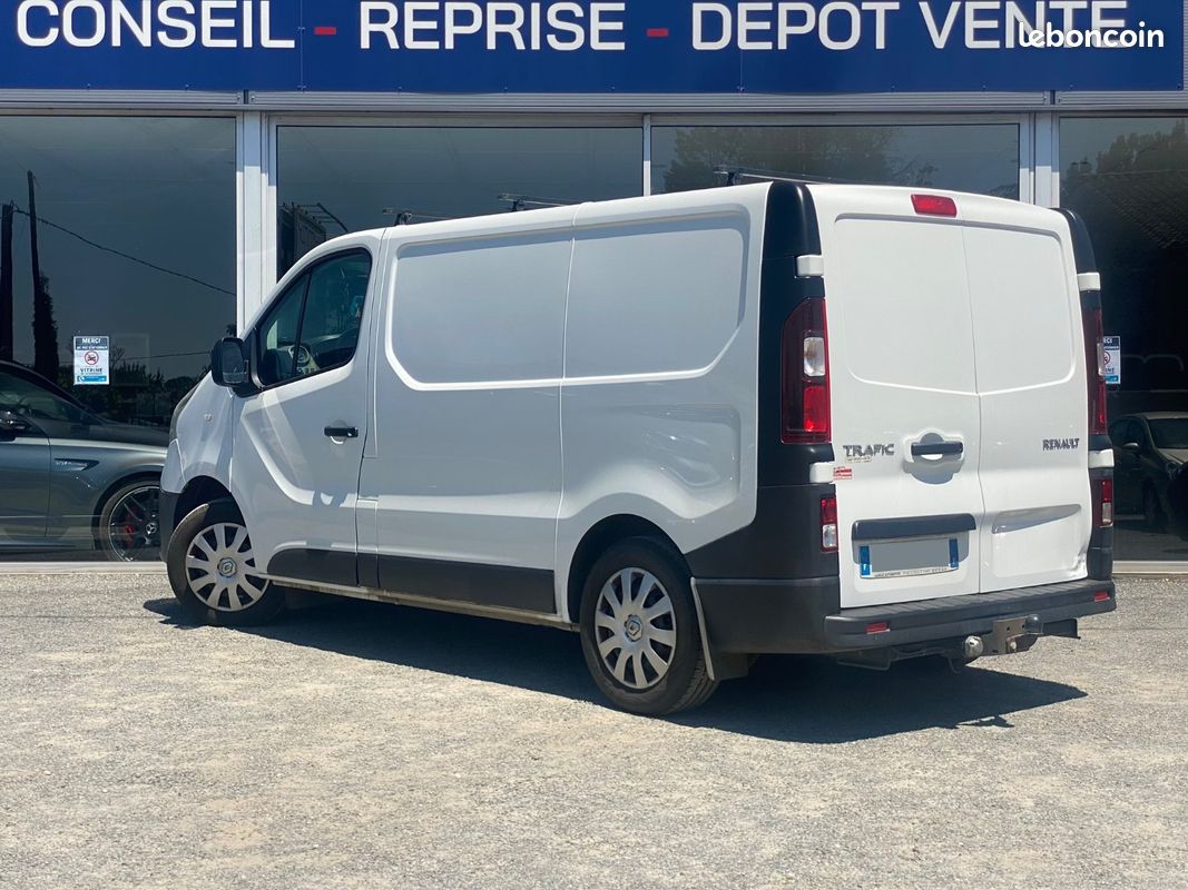 Renault TRAFIC III Fourgon L1H1 1000 1.6 dCi 90 cv / Attelage / 3 places / Air ventilé (image 4)