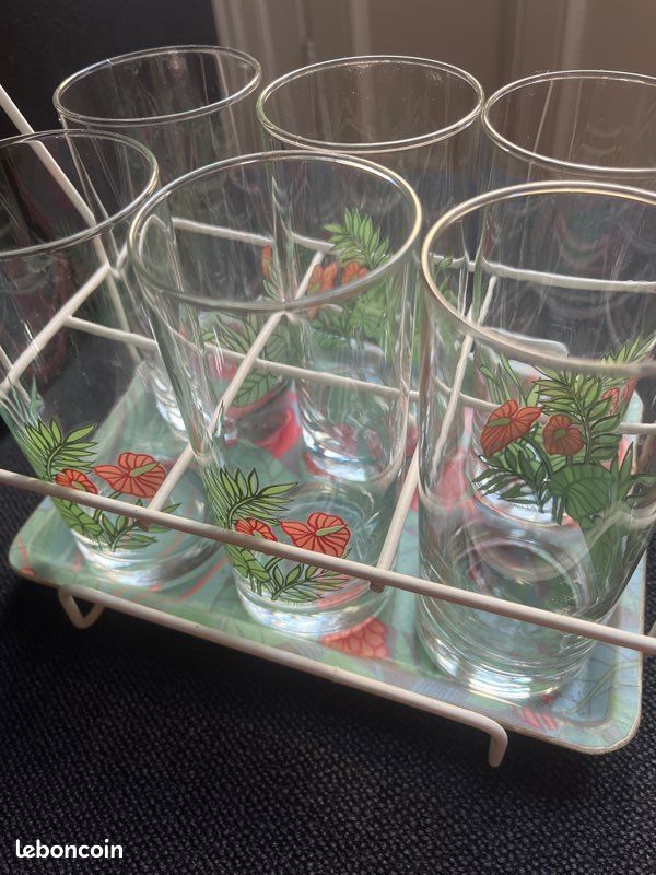 Ensemble composé d’un plateau en fibre de verre et de 6 verres sur leur support (image 4)