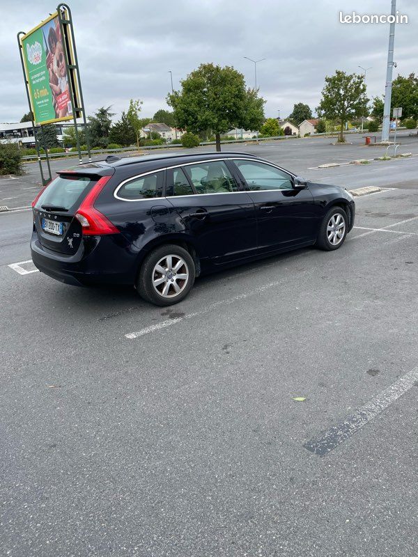 Très belle Volvo V60 Diesel Noir intérieur beige (image 1)