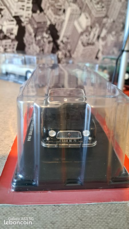 RENAULT 4L - PARISIENNE - 1/24 WhiteBox - Collection