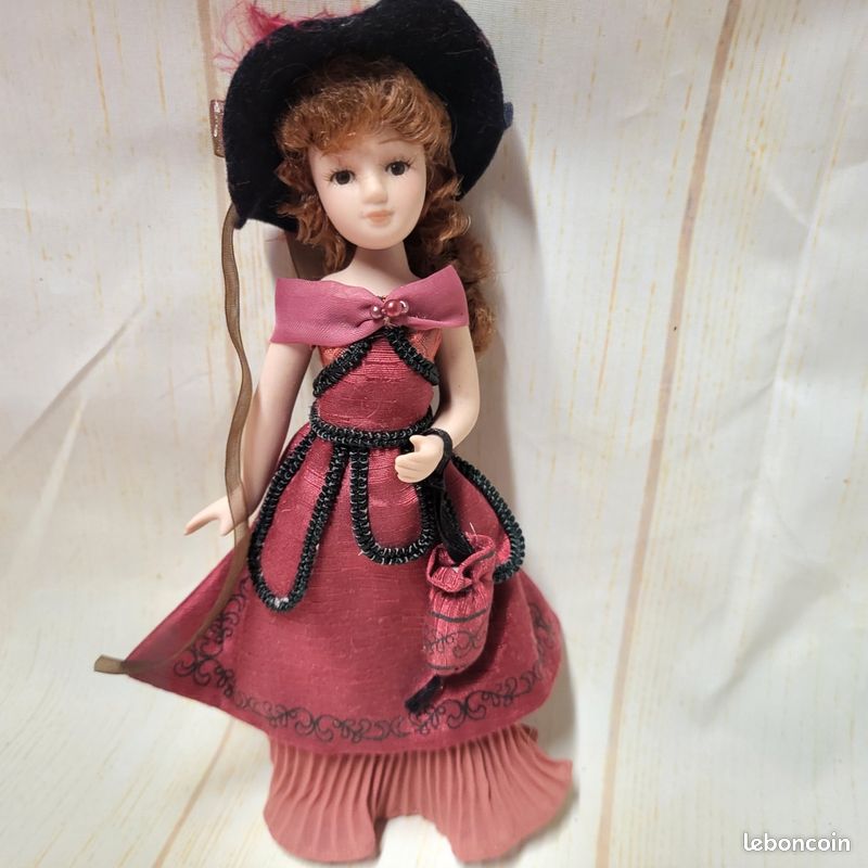 Petite Poupée En Porcelaine - Vintage