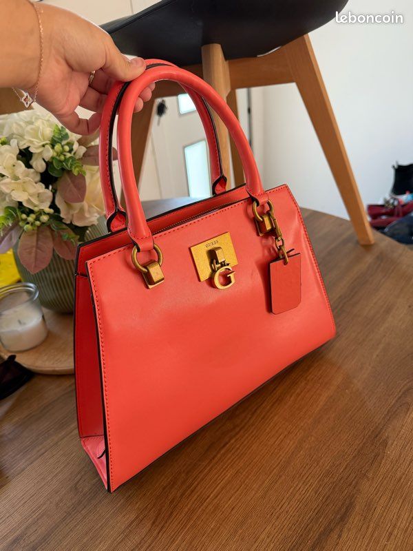 Sac à main Guess modèle STEPHI CHARM en teinte korallenrot