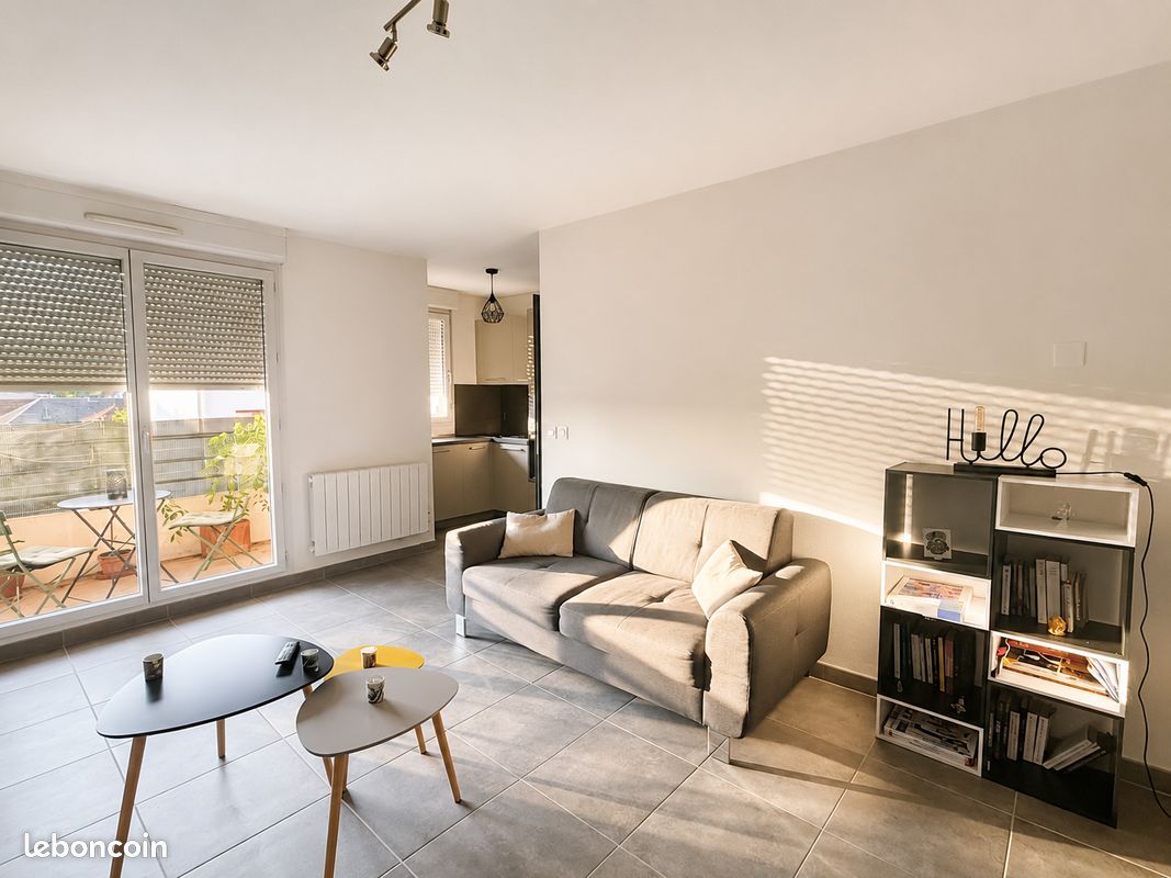 T2 meublé 48m² – Dernier étage, balcon et parking – Cluses (image 1)