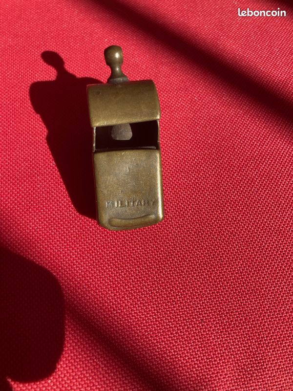 Ancien Sifflet Militaire Police H.W.C. – Laiton – Fabriqué à Taïwan
