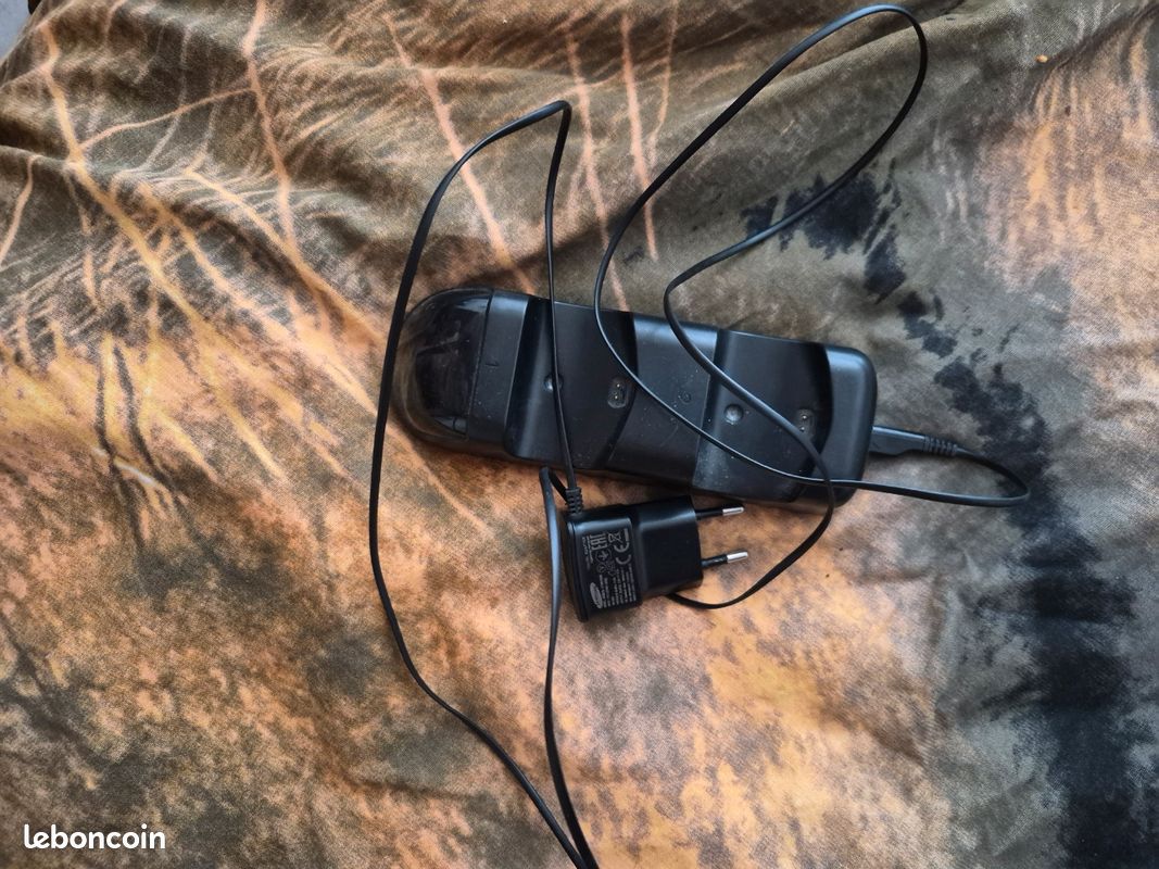 Vends PlayStation 4 avec 4 manettes et le chargeur + le porte casque et 2 jeux le tout en TBE (image 4)