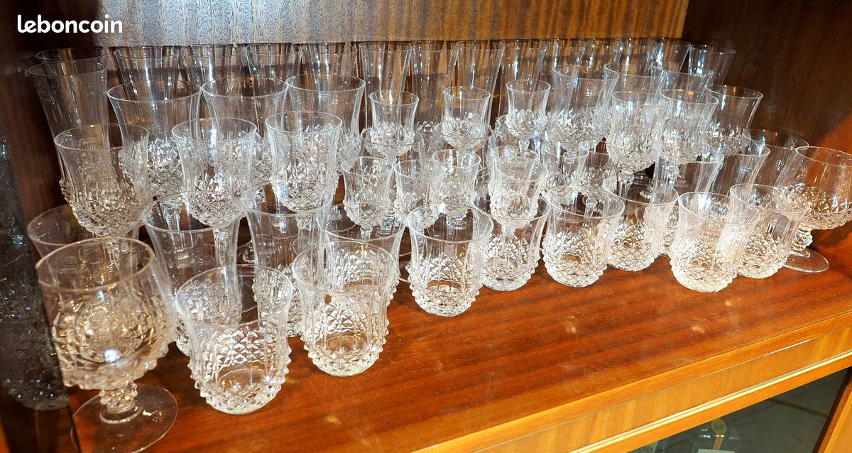 Lot complet Cristal D'Arques, 78 verres, bouteille, cruche, bougeoir, comme neuf (image 2)