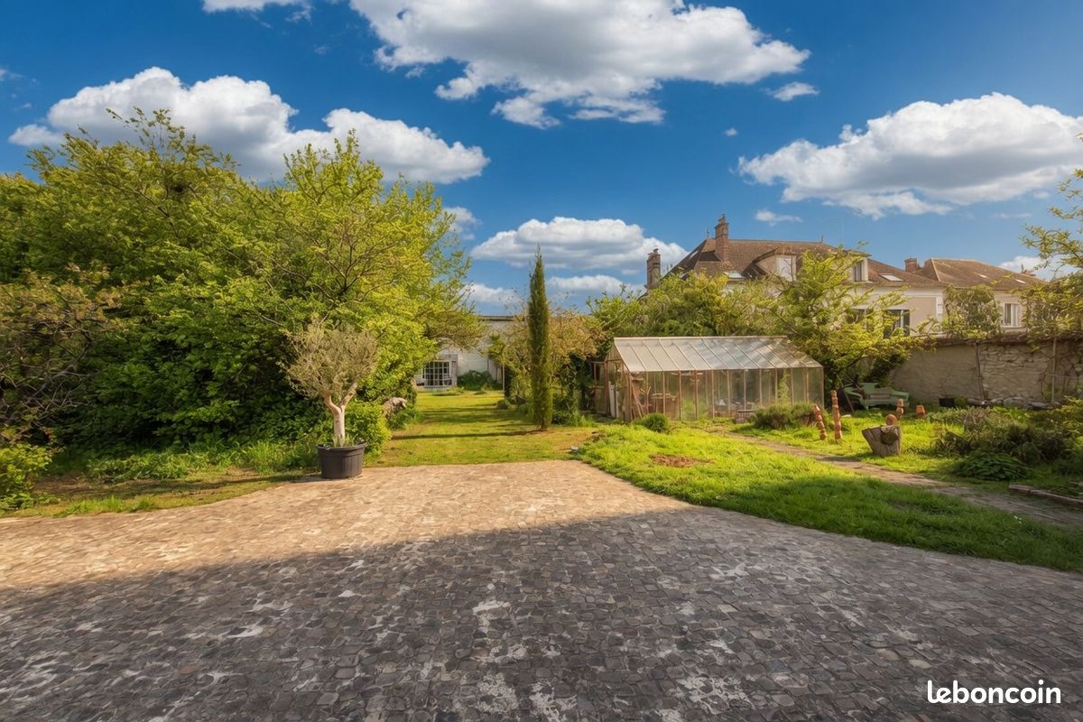 Maison 9 pièces 280 m² · à Moret-Loing-Et-Orvanne · 280 m² · 890 000 €