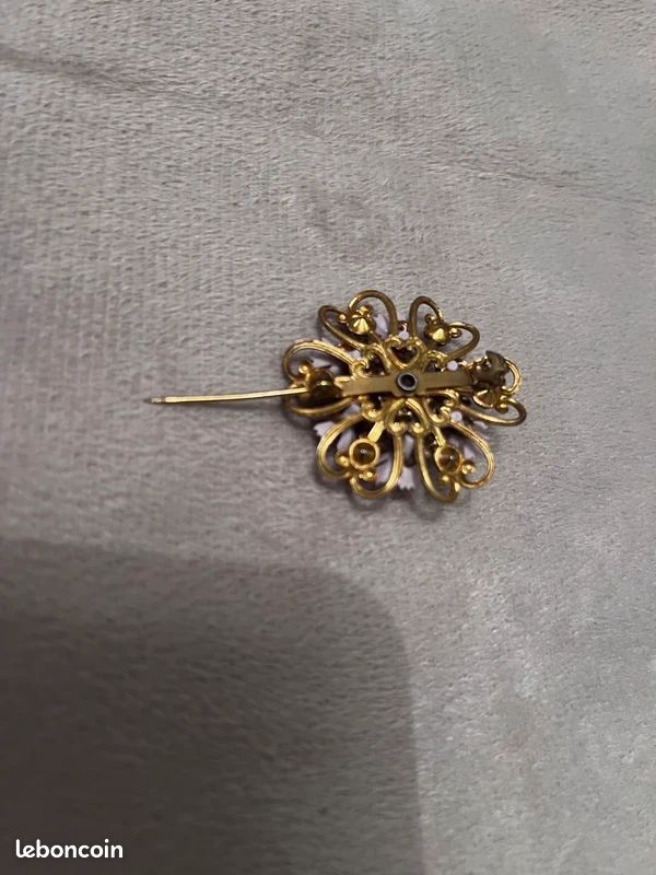 BROCHE VINTAGE EN PORCELAINE AVEC STRASS - Collier Ou Veste, Elle Sublime Tout !