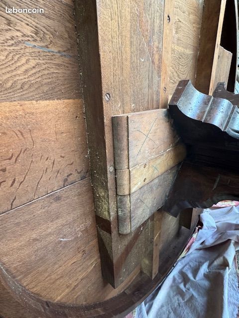 Table ronde diametre 1,7 m en bois ancien avec pied central travaillé sur roulettes (image 15)