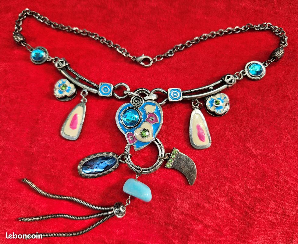 Lot De Deux Colliers Breloques Anciens – Un En Bon état, Un à Réparer