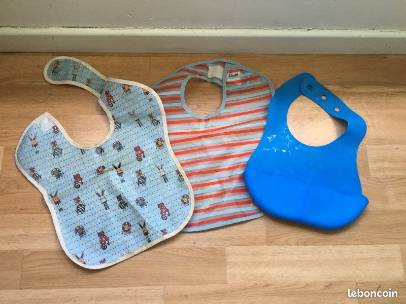 Lot bavoirs plastiques (image 1)