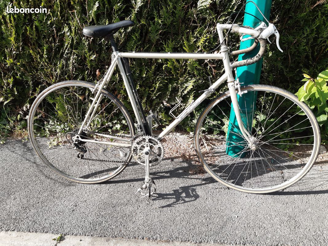 Véritable vélo de route "vintage " Cycles DUBAU " dans son jus " (image 1)