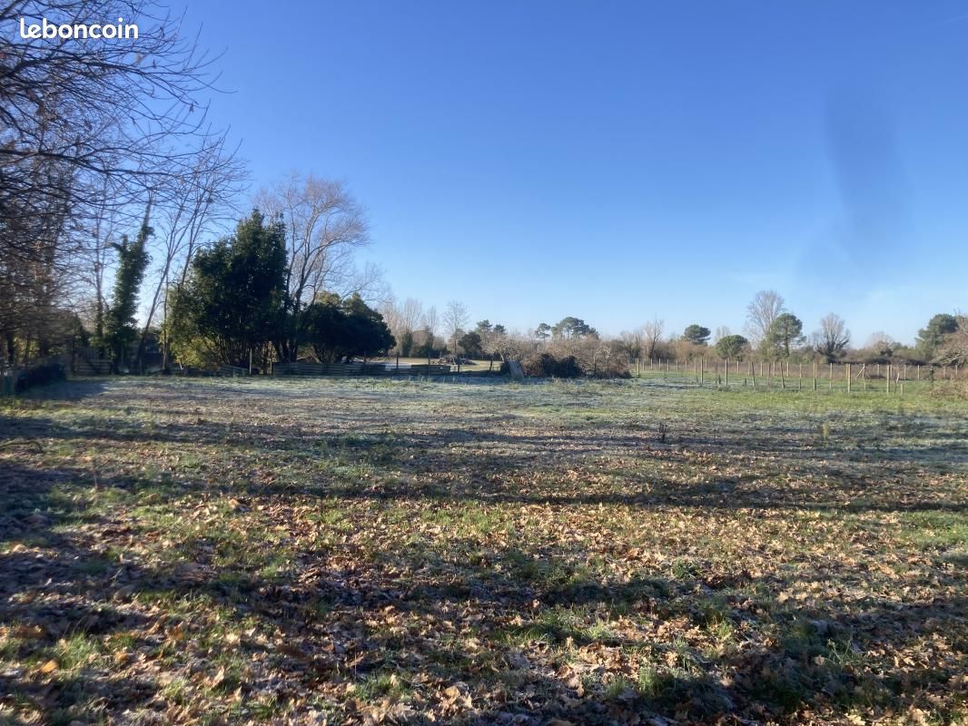Terrain 2 100 m² Izon · 180 000 €