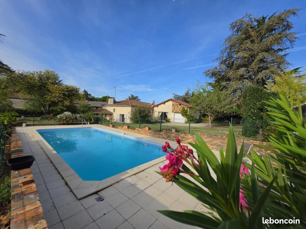 Maison 6 pièces 214 m² · à Lamothe-Landerron · 214 m² · 361 000 €