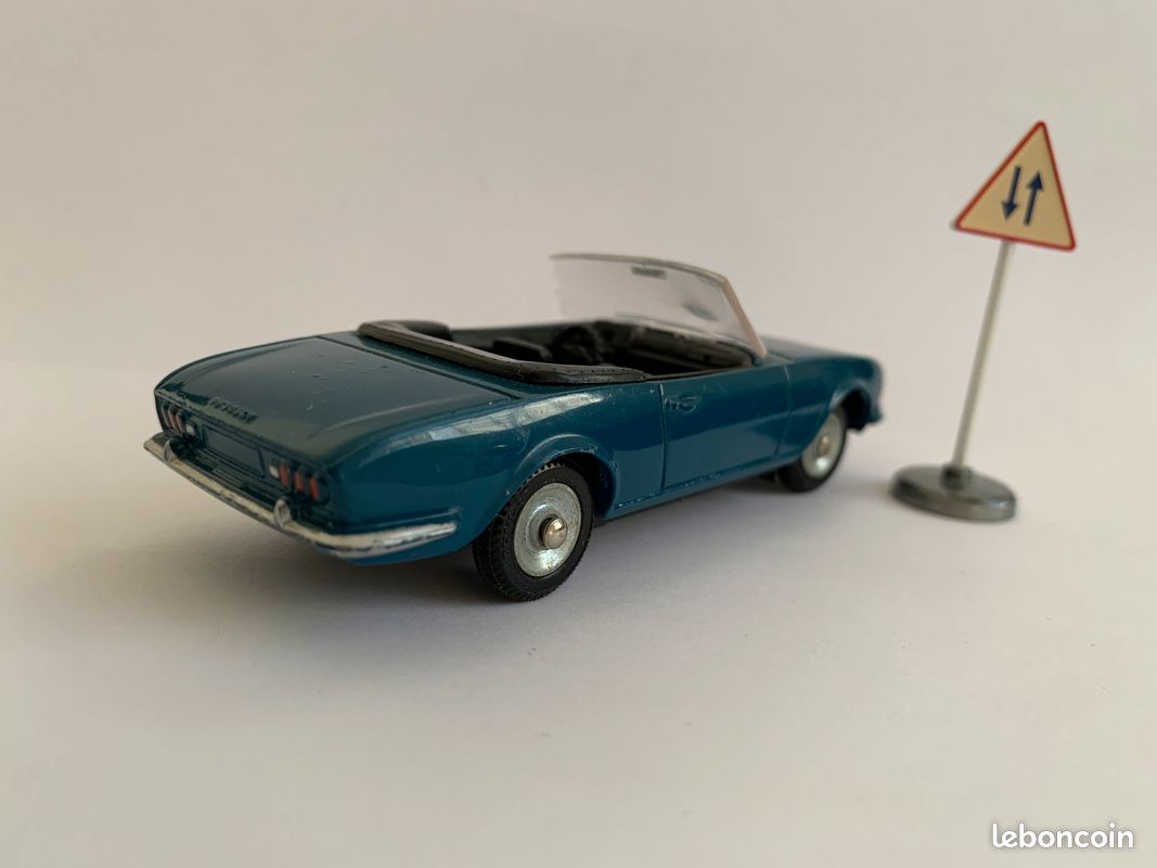 Dinky Toys 1423 - PEUGEOT 504 Cabriolet, Bleu ciel métal1:43