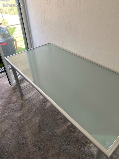 Table verre dépoli Ikea