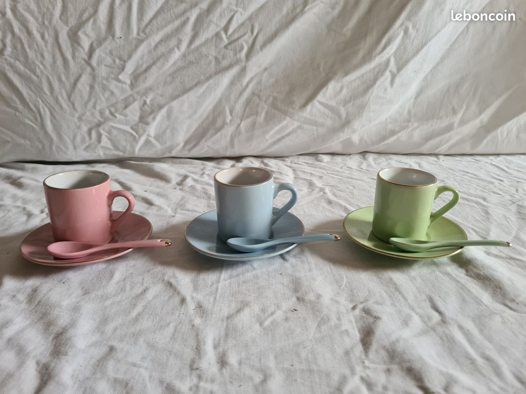 Trois tasses de couleur (image 1)